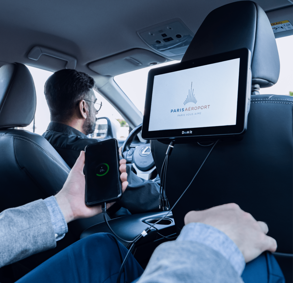Ecran 5-min client chargant sont mobile avec les cables du DigiCab